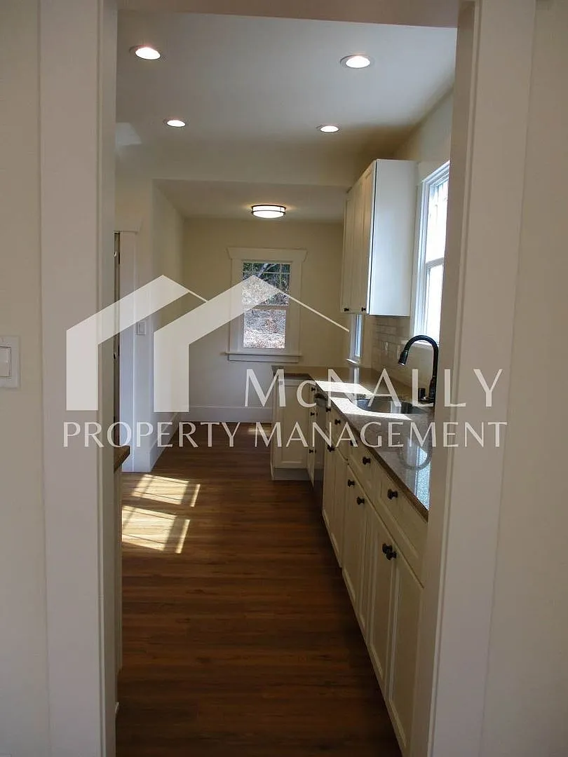 Charming Updated Craftsman Home in Gig Harbor 3 Bedrooms, 2 Bathrooms — Photo 4