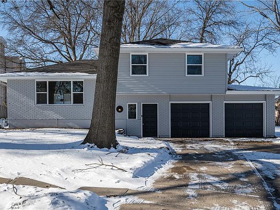 2nd image of 812 NW North Summit Cir