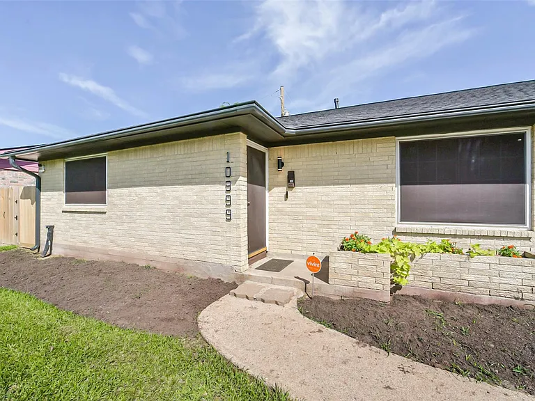 10999 Fairland Dr — Photo 2