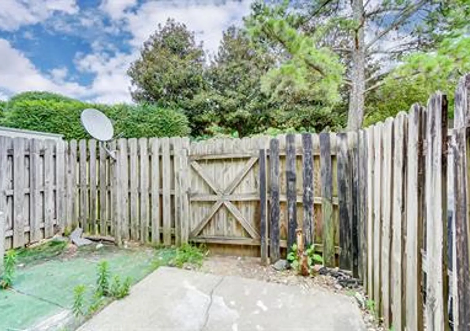 Charming 2-Bed, 2.5-Bath Townhome in University Area! - 3821 Mosscroft Ln — Photo 2