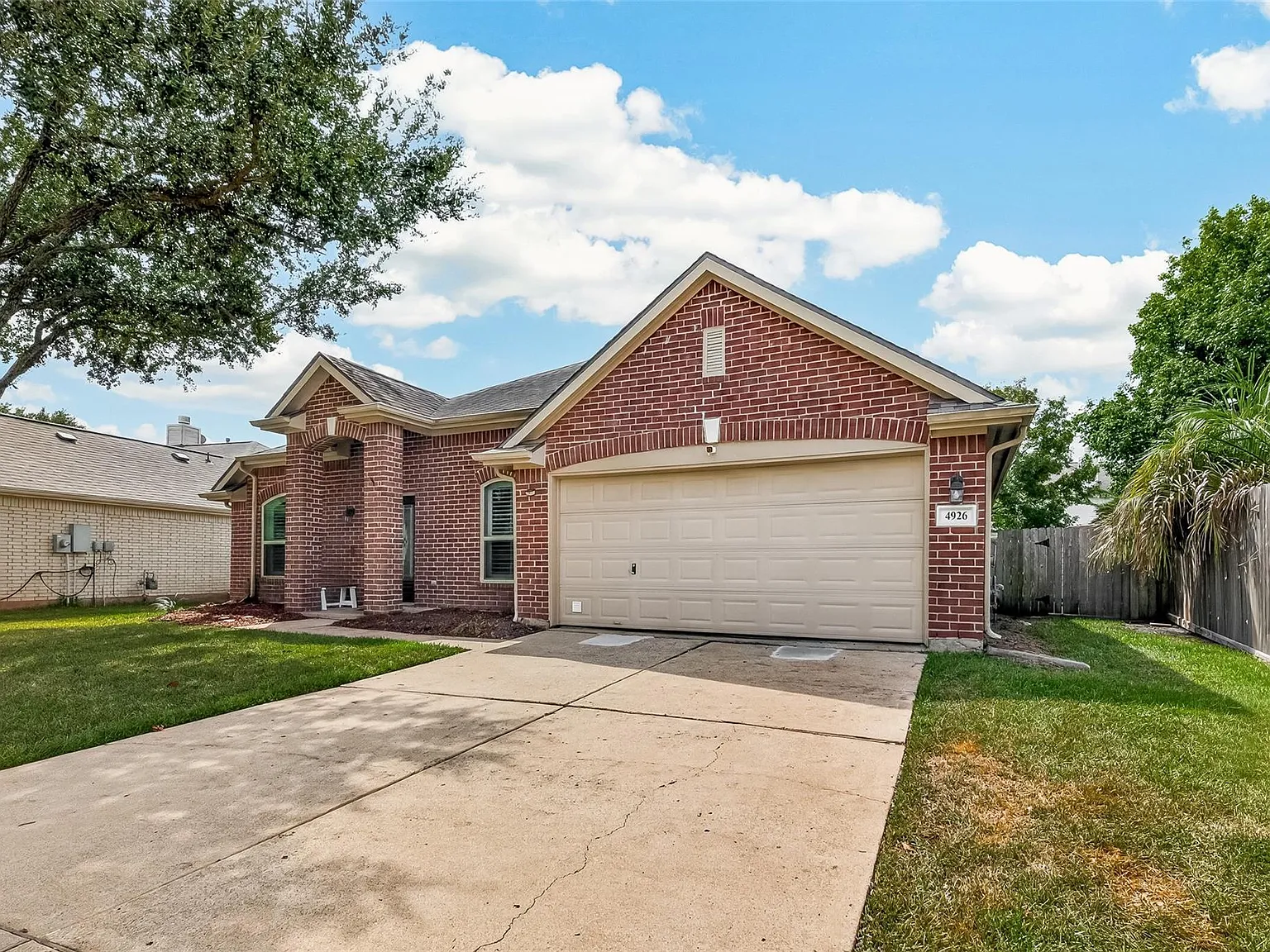 3 bed, 2.0 bath, 2328 sqft, $2,500 — Photo 3