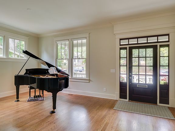 5th image of 1709 Sweetbriar Ave