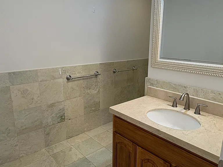 848 Girard St — Photo 4