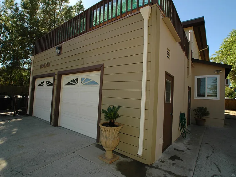 6190 Dixie Dr — Photo 2