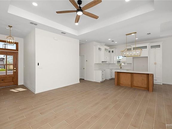3rd image of 520 Balli Cir