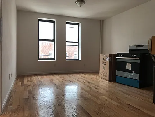Rented by Hillel Realty Group | media 36