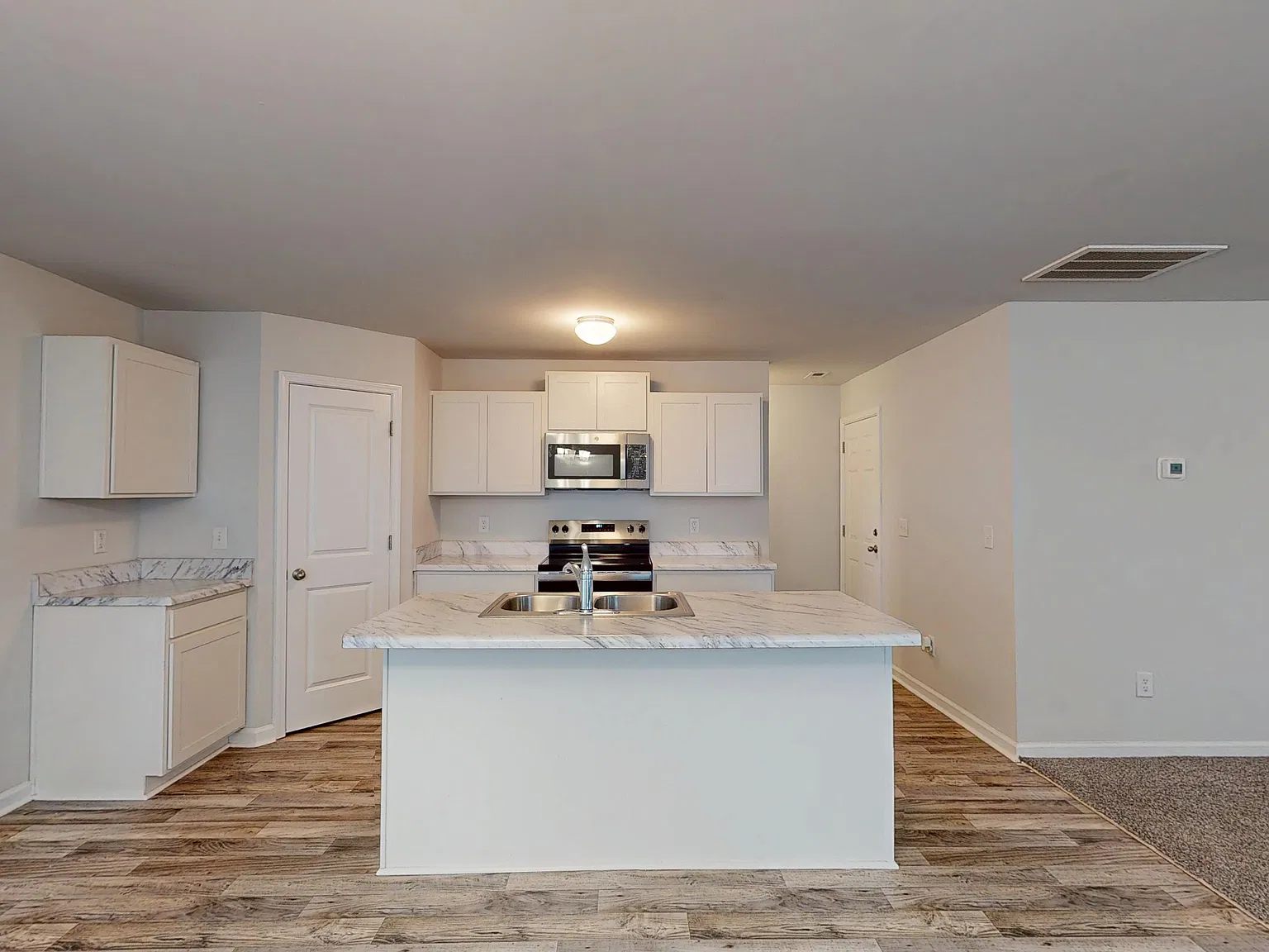 3 bed, 2.5 bath, 1824 sqft, $1,895 — Photo 2