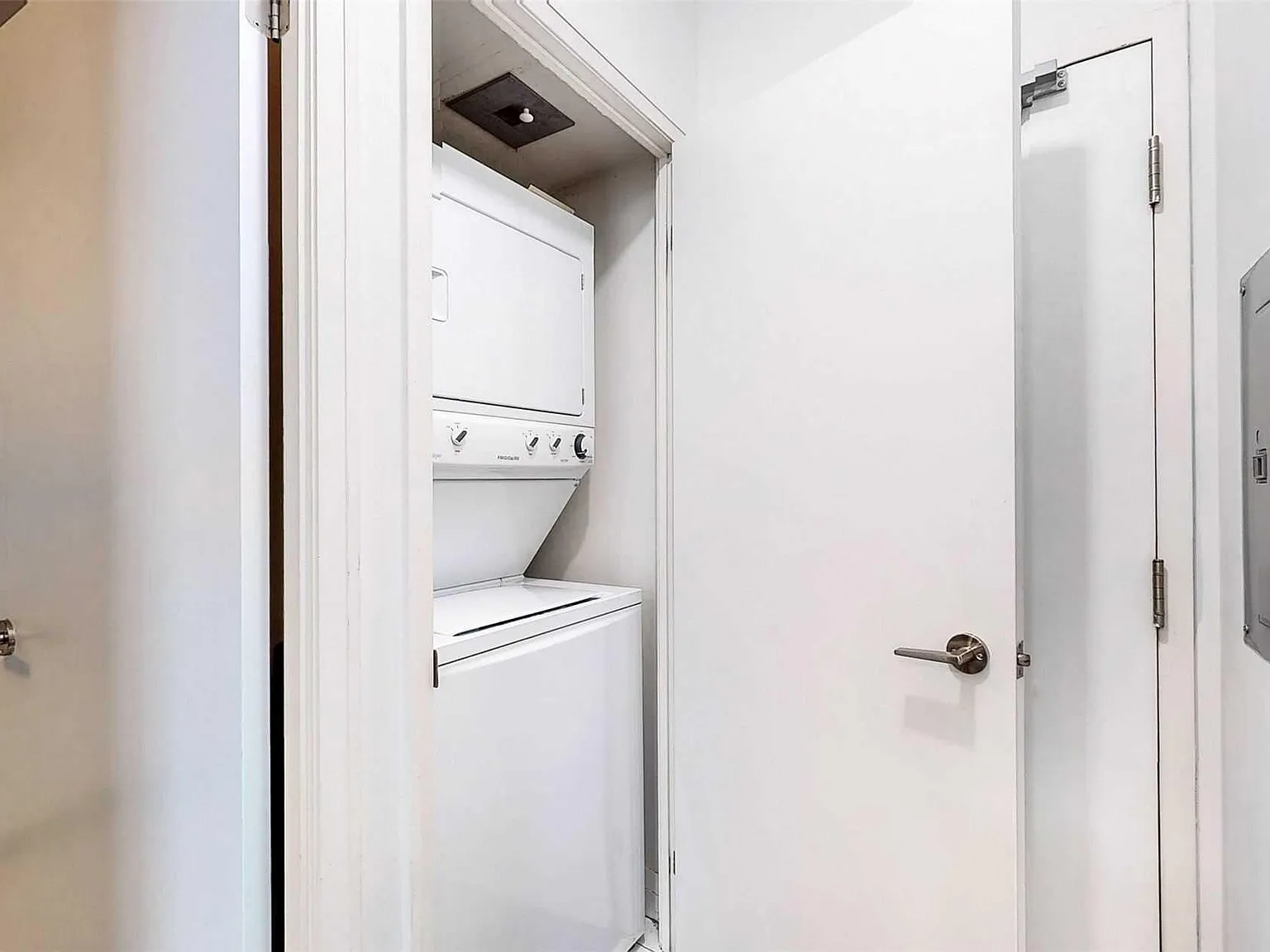 2 bed, 817 sqft, $3,400 — Photo 2