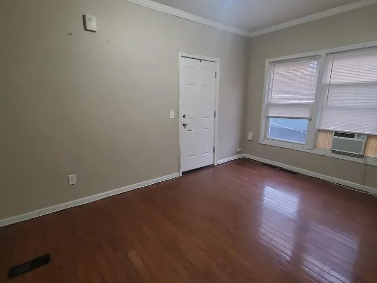 1147 S Plymouth Ave #3 — Photo 3