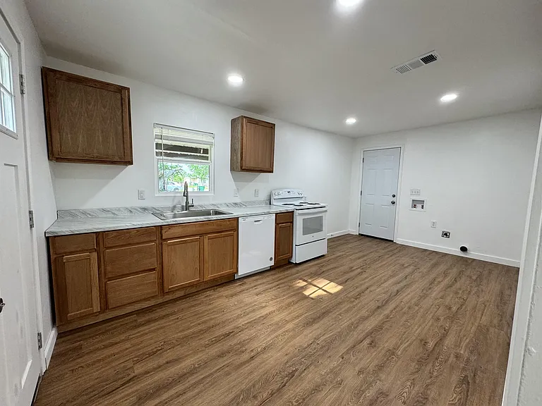 719 E College St — Photo 4