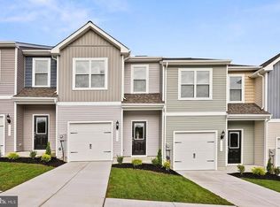 86 Paddington St, Falling Waters, WV 25419