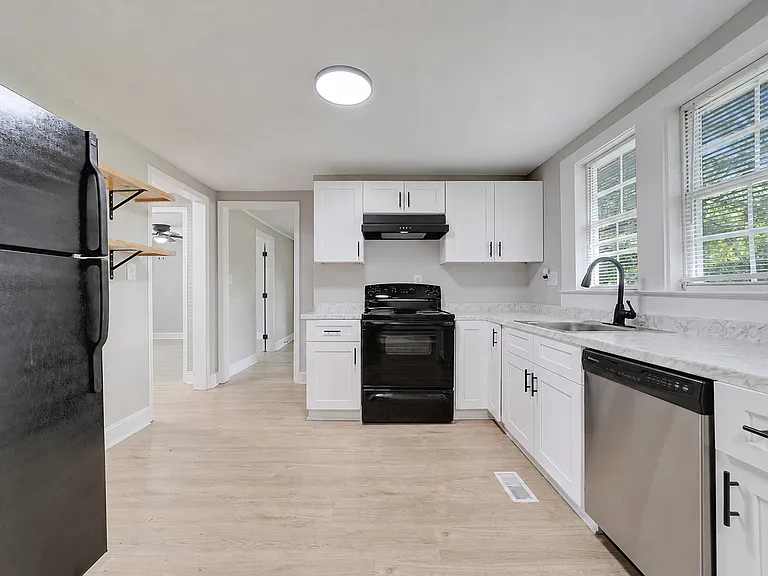 452 13th Ave NE — Photo 6