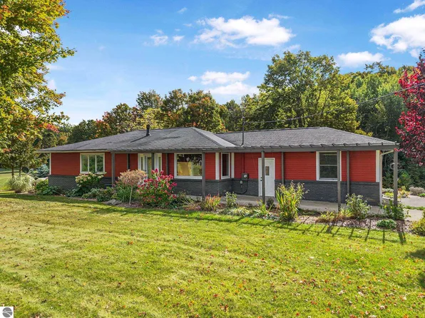 9750 E Solem Rd, Suttons Bay, MI 49682