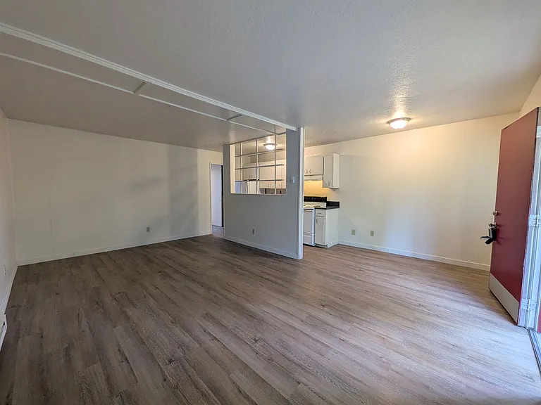 West Slope Apartments — Photo 8