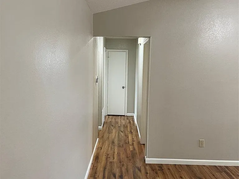1402 Sheppard Ln — Photo 18