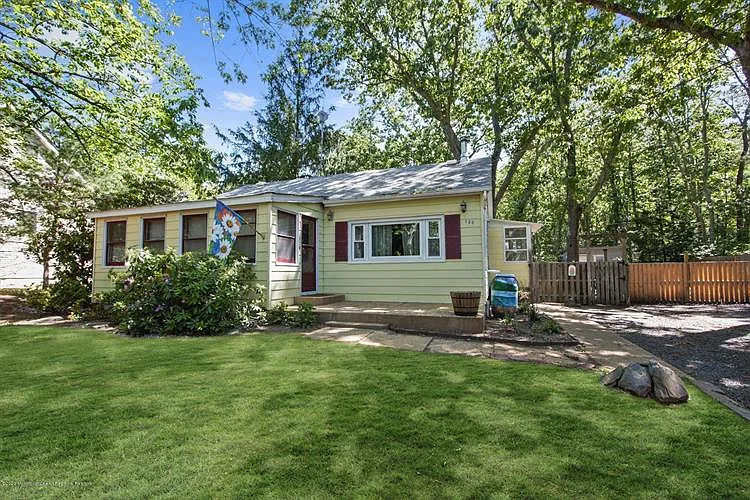 133 Willow Dr photo 1