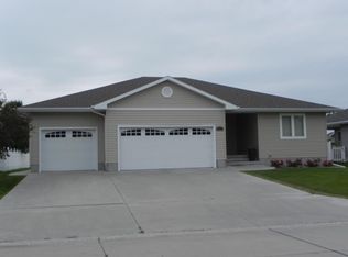 917 Sun Valley Pl, Grand Island, NE 68801