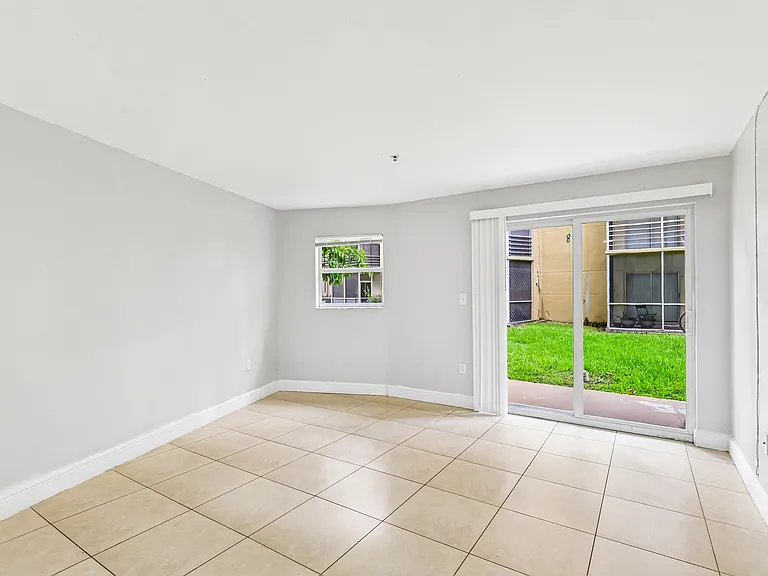 The Oaks Condominium — Photo 23