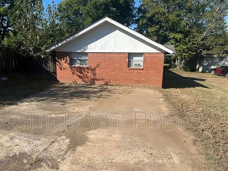 2 bed, 1.0 bath, $725 — Photo 2