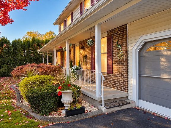 4th image of 27 Briar Wood Ln