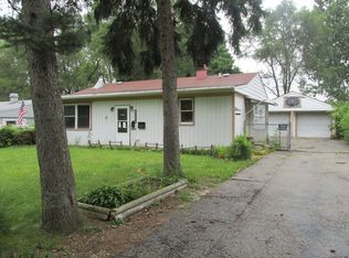 39 Robin Rd, Carpentersville, IL 60110