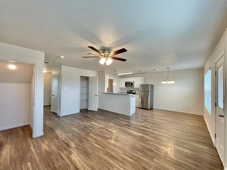 1708 Castroville Trl — Photo 30
