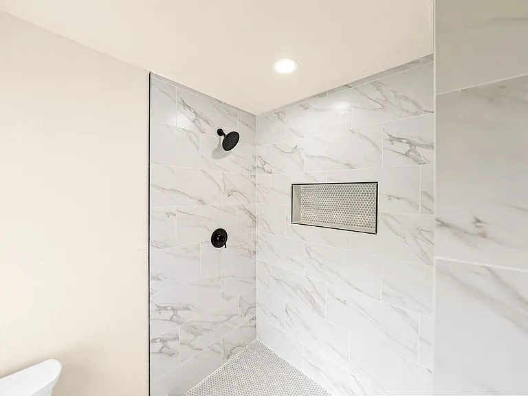 1122 N Pine St — Photo 15