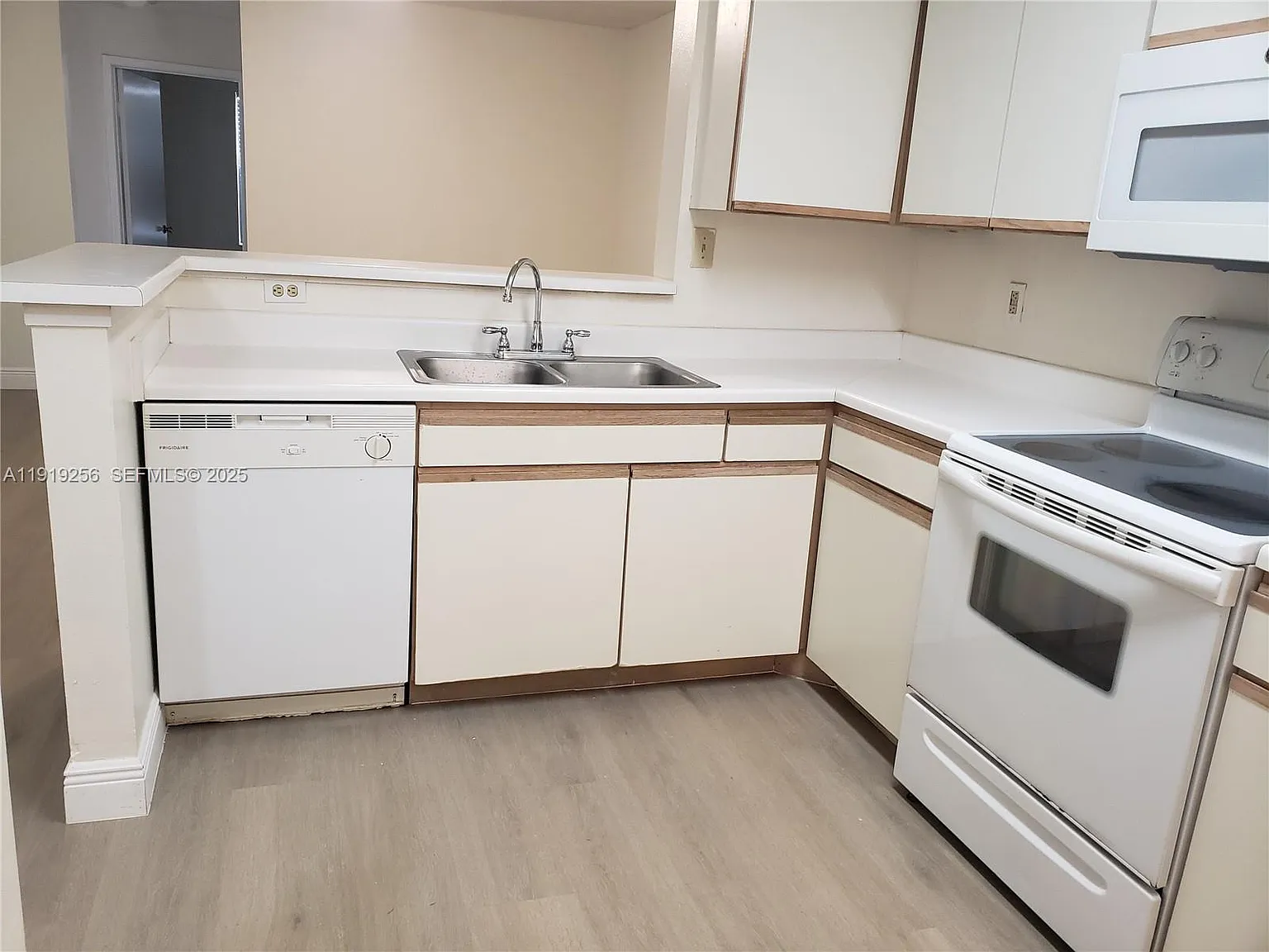3 bed, 1310 sqft, $2,500 — Photo 3