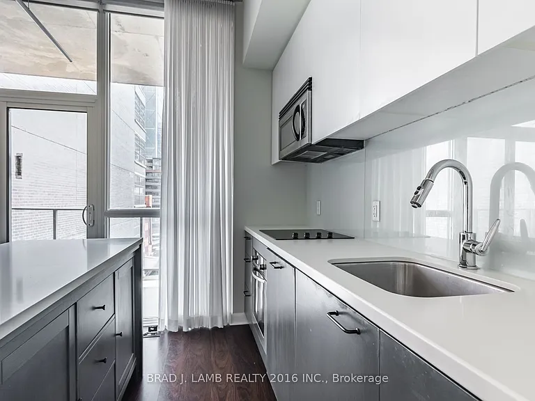 478 King St W #512 — Photo 7