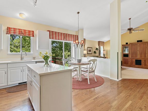 4th image of 530 Huntington Cir