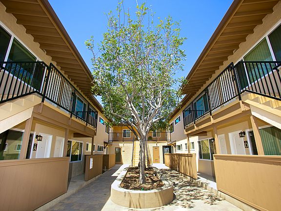 2nd image of 535 Woodlawn Ave #1