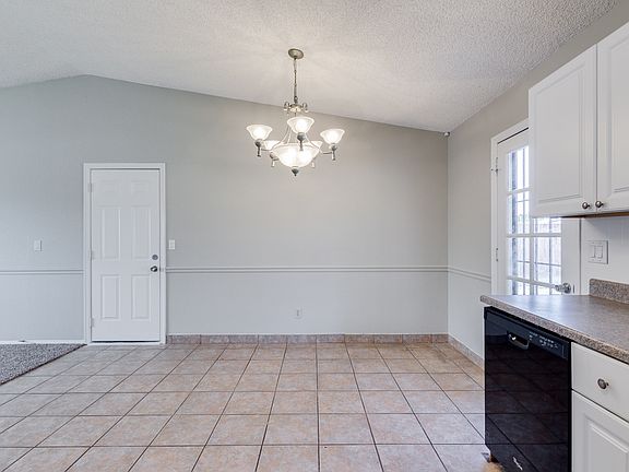 5th image of 1050 W Hillview St