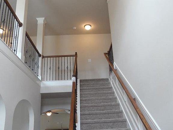 5th image of 562 Madison Park Dr