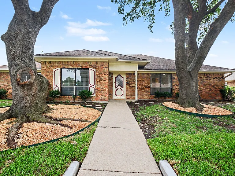 2313 Cliffside Dr — Photo 1