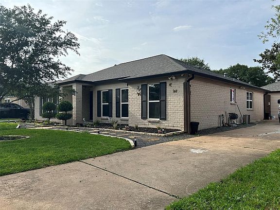 3rd image of 15710 Creekhaven Dr