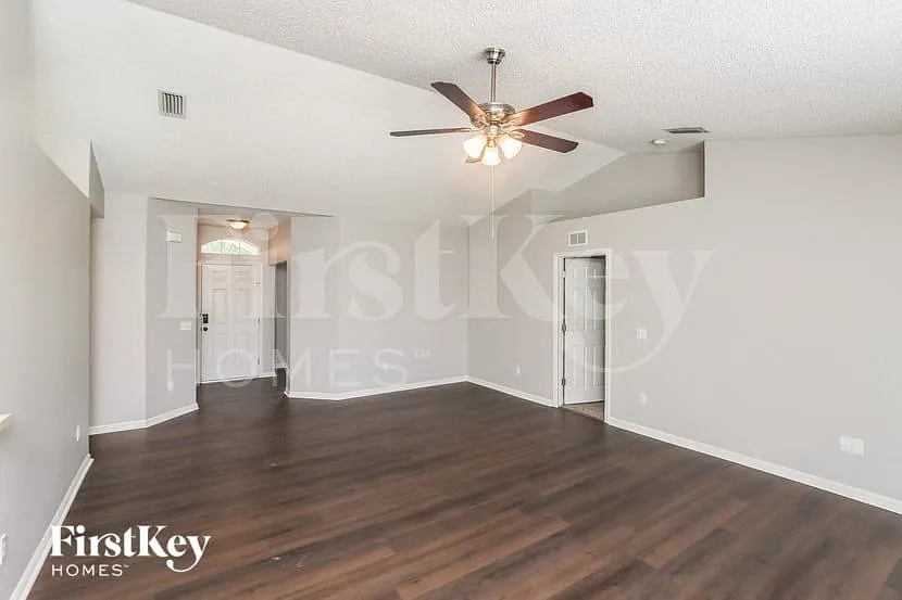 3 bed, 2.0 bath, 1858 sqft, $1,675 — Photo 3