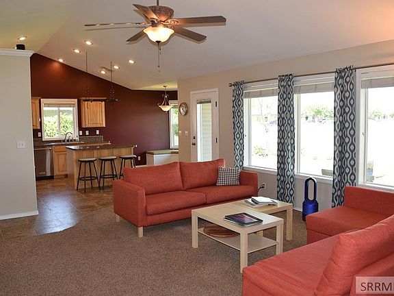 3rd image of 1735 Strawberry Pl