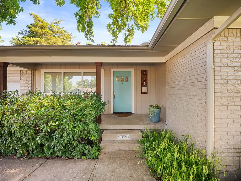 Entry and large front porch.