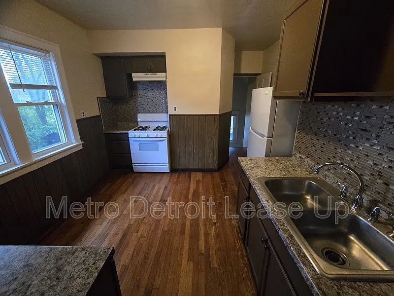 3 bed, 1.0 bath, $1,200 — Photo 4