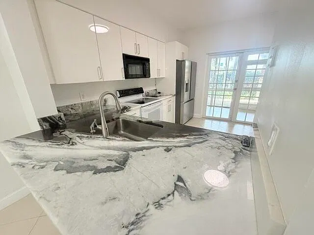 2 bed, 1.5 bath, 1170 sqft, $2,650 — Photo 3