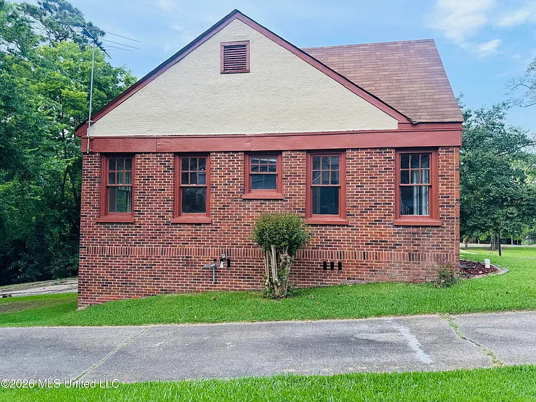 428 Decelle St — Photo 4