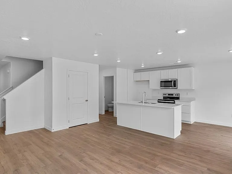 2105 S Wolverine Way — Photo 2