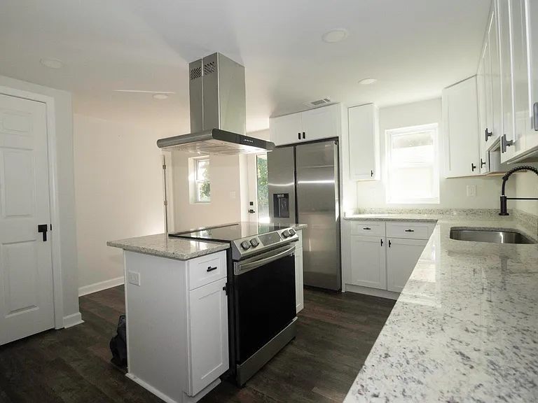 1012 Regent St SW — Photo 8
