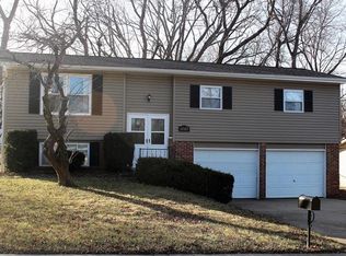 1047 Carriage Run Dr, Saint Charles, MO 63303