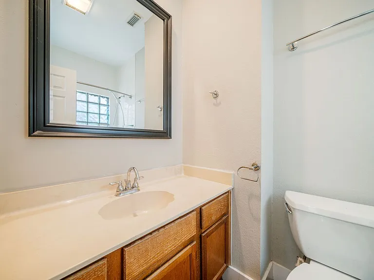 2300 Leon St #101 — Photo 25
