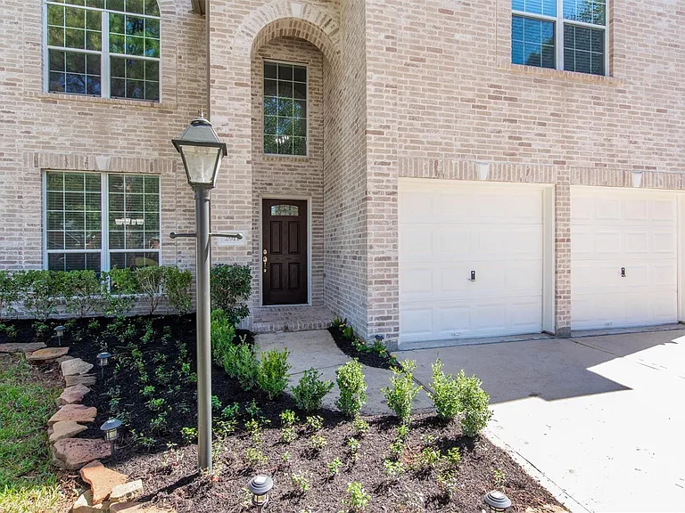 2911 Ledgeside Ct — Photo 3