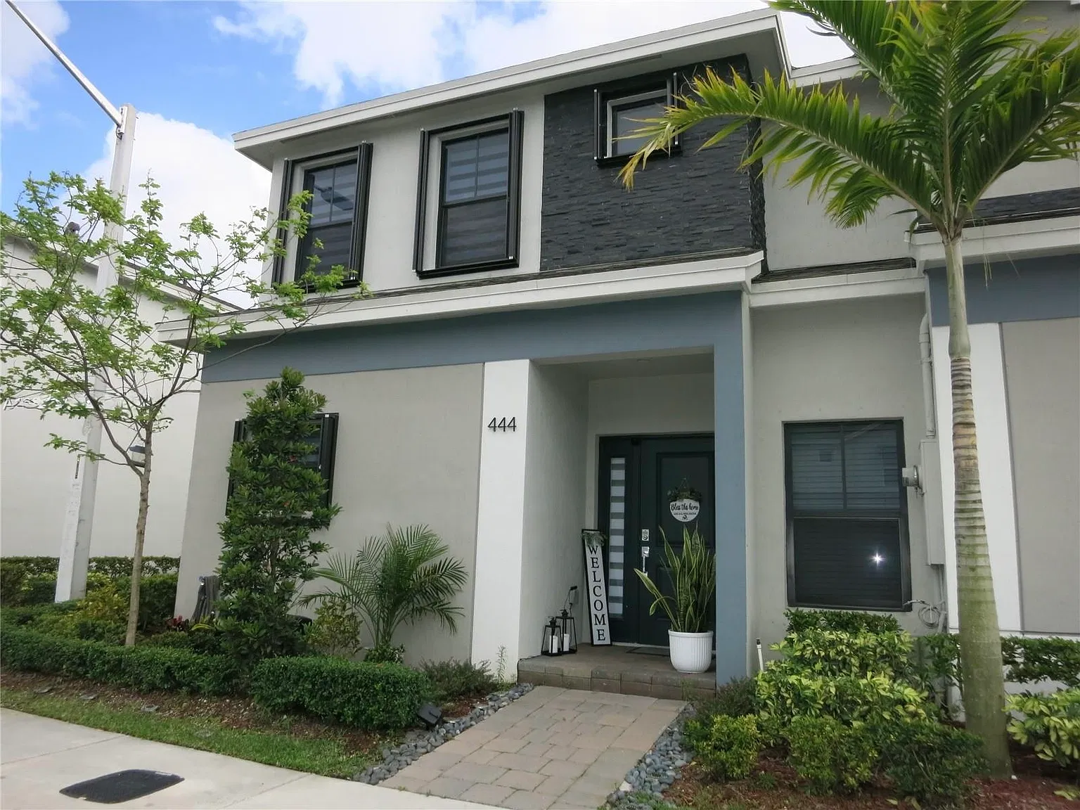 3 bed, 1433 sqft, $2,600 — Photo 1