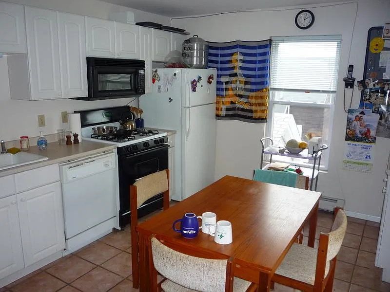 3 bed, 1400 sqft, $4,200 — Photo 1