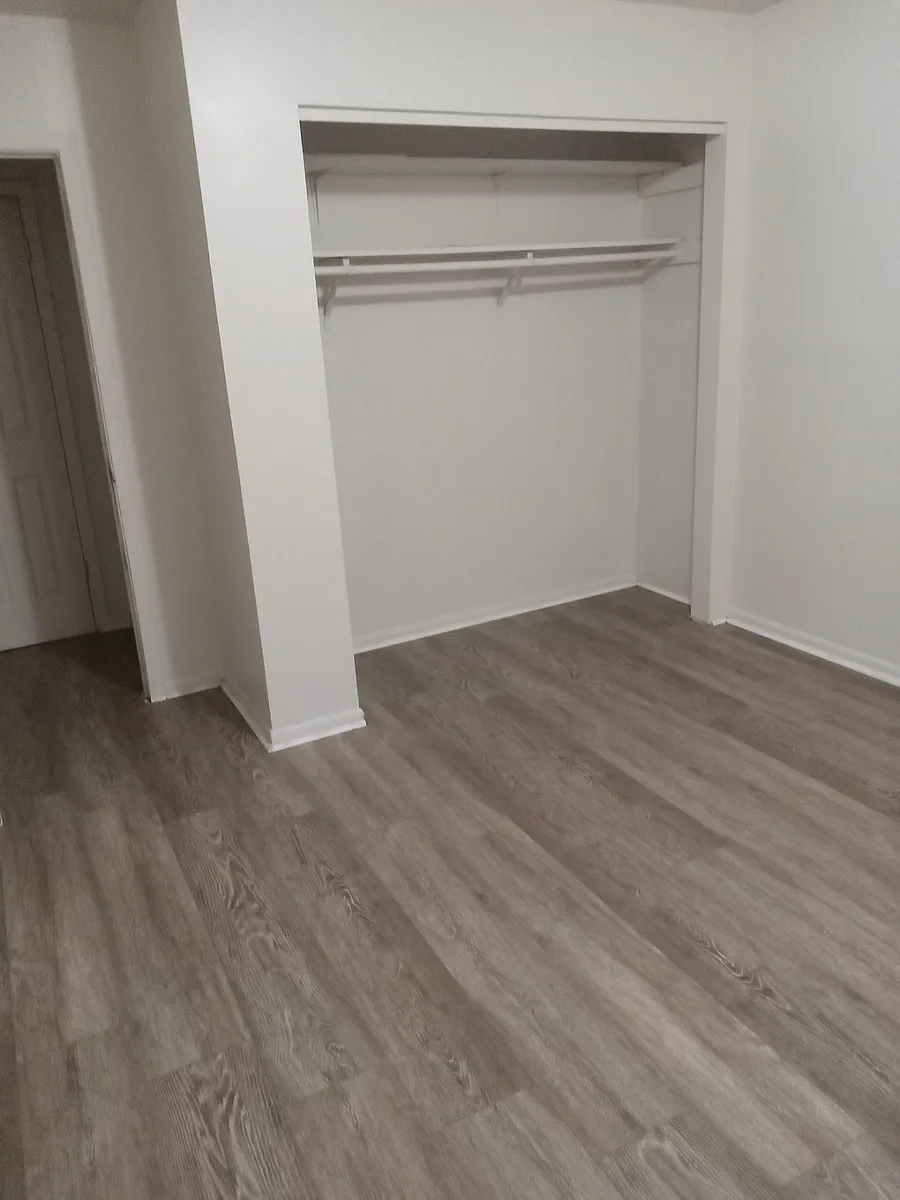 Building Photo - 913 Summit St #1