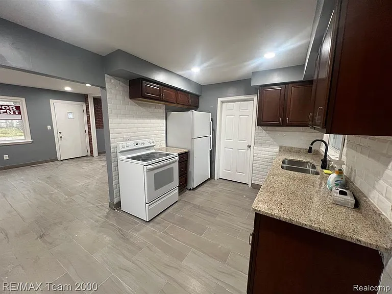 6365 Helen St — Photo 8